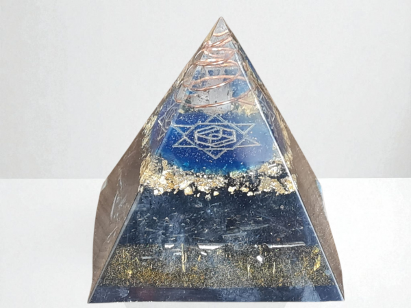 Orgonite pyramide bleu noir merkaba